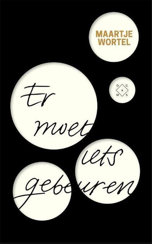 9789082410600 Er moet iets gebeuren | Tweedehands, Boeken, Romans, Zo goed als nieuw, Verzenden