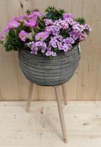 Rieten plantenbak grijs op poten met zomerbloeiers roze h55, Nieuw, Verzenden