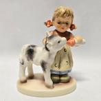 Goebel - Beeldje - Hummel #2231 - Friendly Feeding - TMK8 -