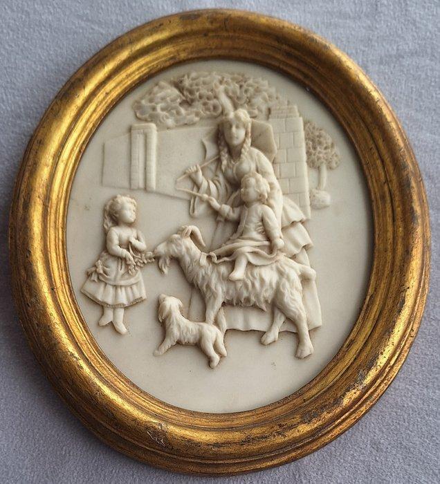 Vrouw met twee kinderen, geit en kleine hond - Biggs & Sons, Antiek en Kunst, Curiosa en Brocante