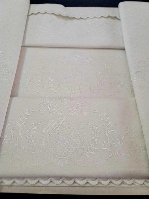 Handgeborduurd Huwelijksbeddegoed van Puur Witte Katoen -, Antiek en Kunst, Antiek | Kleden en Textiel