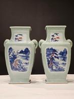 Paar Chinese celadon vazen met blauw-wit landschap -, Antiek en Kunst