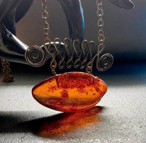 Oude ketting met een grote hanger van Baltisch barnsteen -, Verzamelen, Mineralen en Fossielen