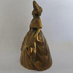 België. Tafelbel (1) Dame met sprei en hoed met zonneklep