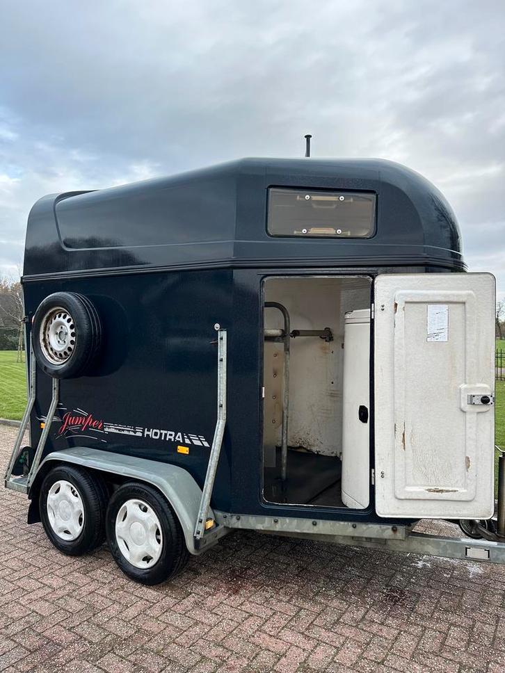 Mooie polyester Hotra 2-paards met zadelkamer!, Dieren en Toebehoren, Paarden en Pony's | Trailers en Aanhangwagens, 2-paards trailer