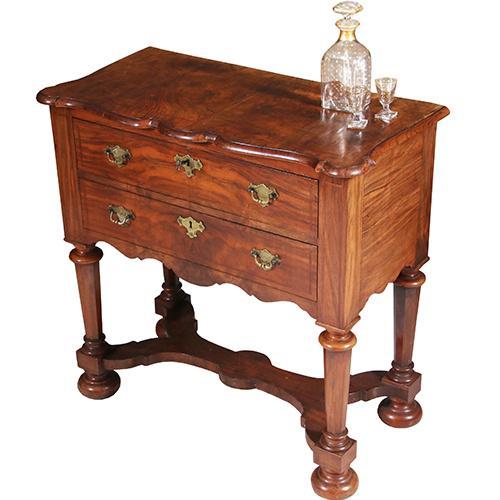 Kleine wortelnoten kruisvoet commode ca 1715  mooie patina N, Antiek en Kunst, Antiek | Meubels | Kasten, Ophalen of Verzenden