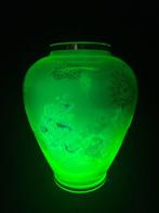 Vaas  - Uranium glas - grote vaas, Antiek en Kunst, Antiek | Glas en Kristal