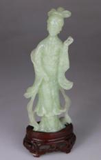 Kwanyin beeldhouwwerkje - Voetstuk en hout - Serpentine