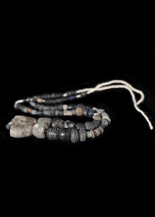 West-Aziatisch Zwarte hardsteen en glas Kralenketting, Antiek en Kunst, Antiek | Overige Antiek