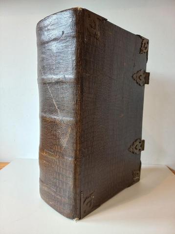 Biblia-Statenbijbel 1718 met koperen sloten en gravures beschikbaar voor biedingen