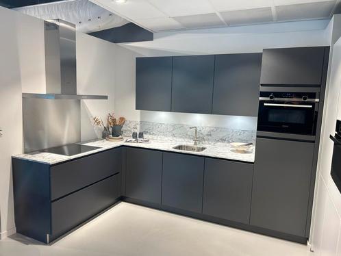 Mooi strakke hoekopstelling!, Huis en Inrichting, Keuken | Complete keukens, Overige materialen, Greeploos, Overige kleuren, Nieuw
