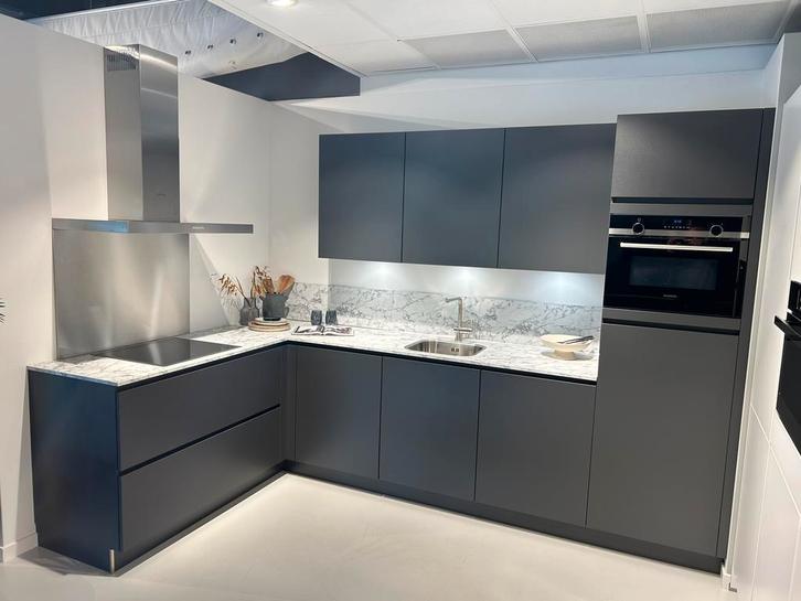 Mooi strakke hoekopstelling!, Huis en Inrichting, Keuken | Complete keukens, Overige materialen, Greeploos, Overige kleuren, Nieuw