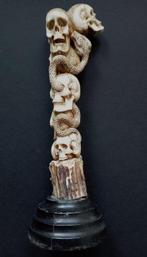 Snijwerk, colonne aux têtes de mort et serpent - 204 mm -