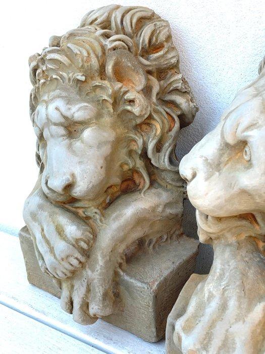 Figuur - Leone koppen van muur - gesmolten areniet, Antiek en Kunst, Curiosa en Brocante