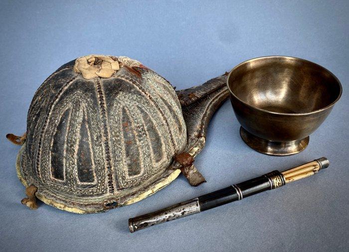 Set voor nomadische reis, bestaande uit een lederen/stofige, Antiek en Kunst, Kunst | Niet-Westerse kunst