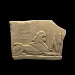 Replica van een oude Egyptenaar Stèle met zittende Sfinx