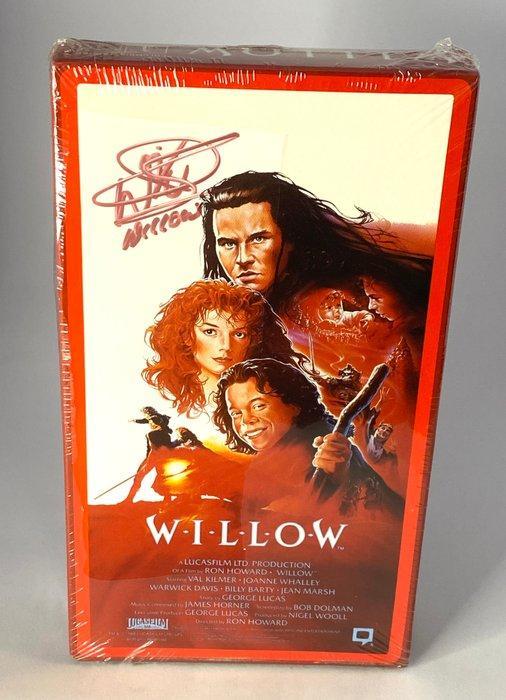 Willow - Sealed VHS Copy, signed by Warwick Davis (in small, Verzamelen, Film en Tv