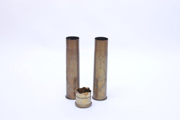 Vaas (3) - Messing - 2grote gegraveerde hulzen, Antiek en Kunst, Curiosa en Brocante