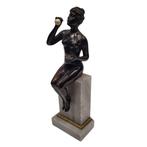 sculptuur, Mujer soplando burbujas - 29 cm - Brons, Marmer