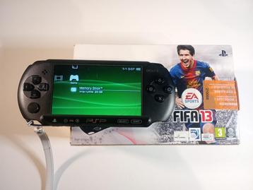 PSP Street FIFA 13 met garantie, doos, hoes, lader en 32GB beschikbaar voor biedingen