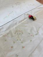 Laken (3) - 290 cm - 270 cm - Handgeborduurd