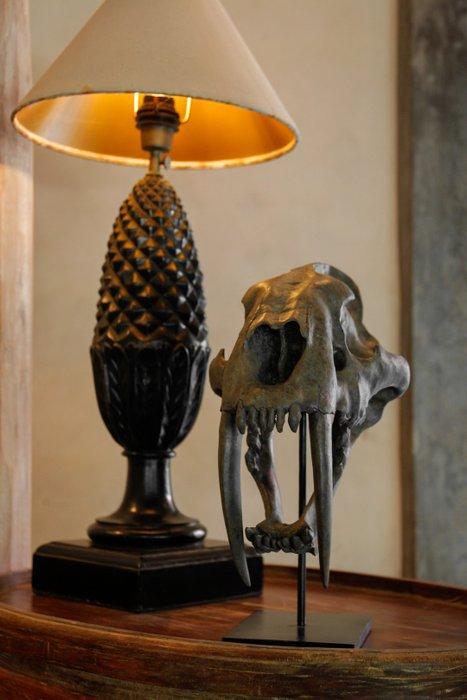 Geen veilingprijs - Replica van een sabeltandtijgerskull op, Antiek en Kunst, Kunst | Designobjecten