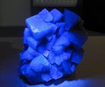 Fluoriet - kristallen cluster - sterk blauw in UV-licht