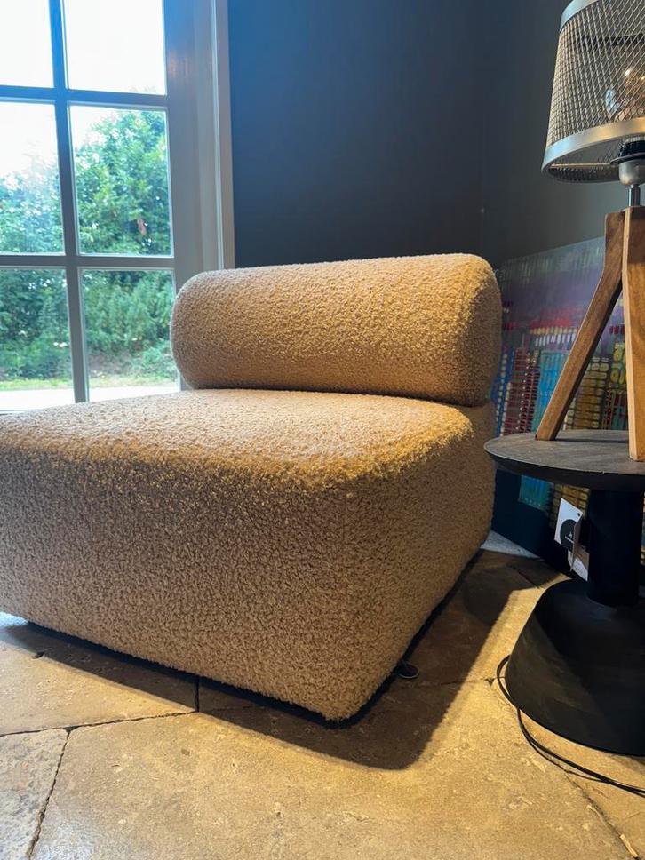 Design Fauteuil Bouclé – Showroommodel NU €499,- (van €799,-, Huis en Inrichting, Fauteuils, 75 tot 100 cm, 100 tot 125 cm, Nieuw