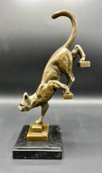 Beeldje - Bronzen kat die van de trap loopt. - Brons,, Antiek en Kunst