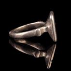 Middeleeuws Zilveren ring met gegraveerde vierkante zetting, Antiek en Kunst