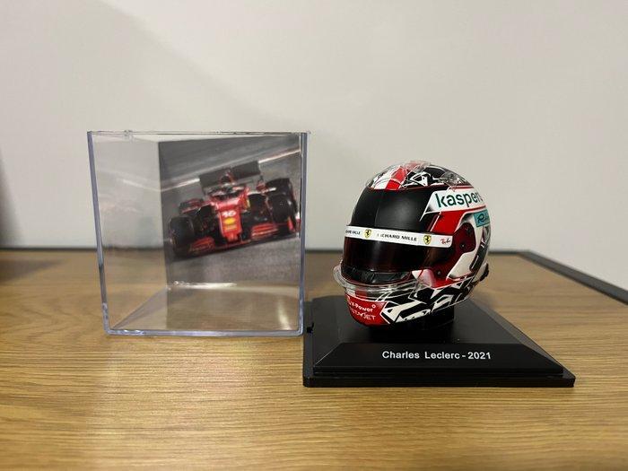 Spark 1:5 - Modelauto - Bell - Charles Leclerc Ferrari 2021, Hobby en Vrije tijd, Modelauto's | 1:5 tot 1:12