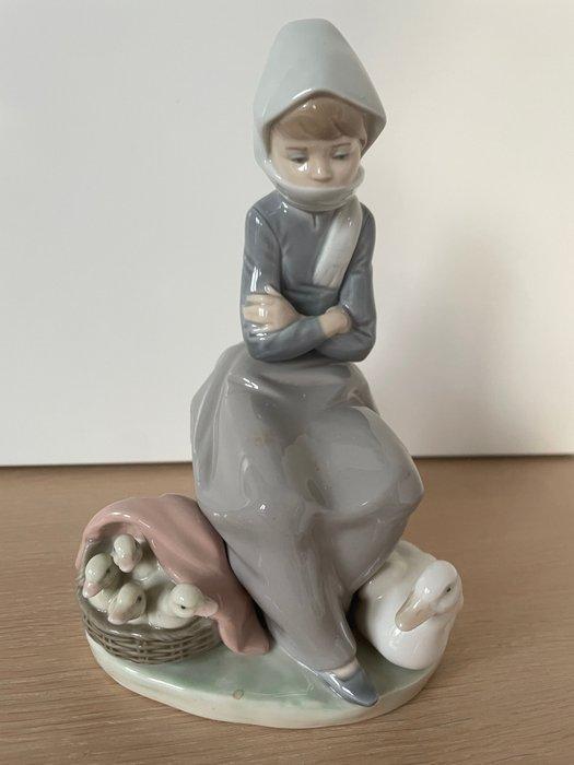 Lladró - Beeldje - Meisje met eend en kuikens - Porselein, Antiek en Kunst, Antiek | Glas en Kristal