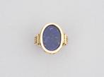 Een 14k geelgouden ring bezet met lapis lazuli. ca. 1950., Gebruikt