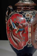 Vaas - Emaille, Een cloisonné potiche vaas afgebeeld met een, Antiek en Kunst