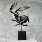 sculptuur, Speckled bronze Rabbit on stand - 44 cm - Brons, Antiek en Kunst