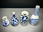 Een set antieke Chinese blauw-witte miniatuurvazen, hoogte: