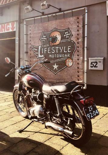 Motorrijden is voor vrouwen met lef. Niet voor roze accenten beschikbaar voor biedingen