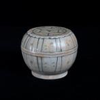 Polychrome bedekte doos met bloemmotieven - Steengoed -, Antiek en Kunst