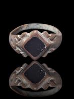 Middeleeuws Brons, Stunning Black Garnet Stone Ring (Zonder, Antiek en Kunst