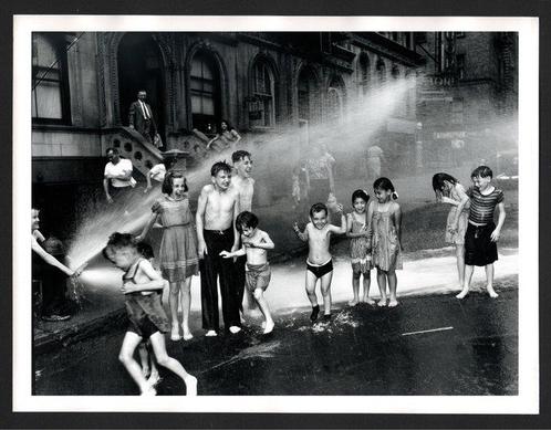 Weegee - Children cool down in the spray from a fire hydrant, Antiek en Kunst, Kunst | Schilderijen | Modern