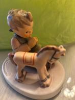 Goebel - Beeldje - Jongen biddend met hobbelpaard - TMK7 -