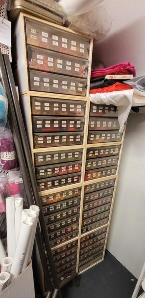 DMC kast met DMC garen ter overname, Hobby en Vrije tijd, Borduren en Borduurmachines, Borduurgaren of Zijde, Nieuw, Ophalen
