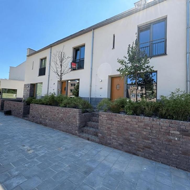 Tussenwoning met tuin, gestoffeerd, eigen parkeerp..., Huizen en Kamers, Garages en Parkeerplaatsen