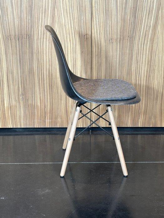 Charles Eames, Ray Eames - Stoel - DSW - Glasvezel, Hout, Antiek en Kunst, Antiek | Meubels | Stoelen en Banken