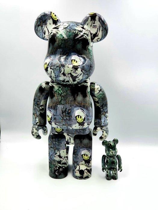 NO RESERVE Banksy X Brandalism X Medicom Toy Be@rbrick -, Antiek en Kunst, Kunst | Designobjecten