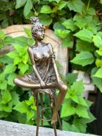 Beeld, Vrouw op kruk - 28.5 cm - Brons