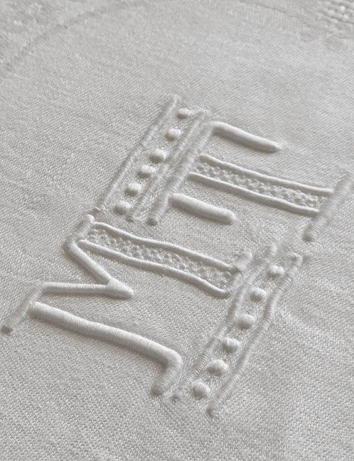 Tafelkleed - 220 cm - 150 cm - M T monogram tafelkleed, Antiek en Kunst, Antiek | Meubels | Tafels