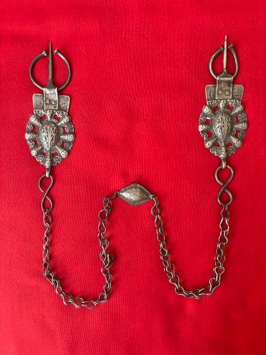 Tizerzai fibula op originele ketting - regio Rif-Nador - 167, Antiek en Kunst, Kunst | Niet-Westerse kunst