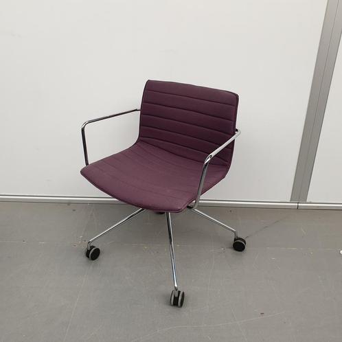 Arper Catifa 53 design stoel - paarse stof met schade, Zakelijke goederen, Kantoor en Winkelinrichting | Kantoormeubilair en Inrichting