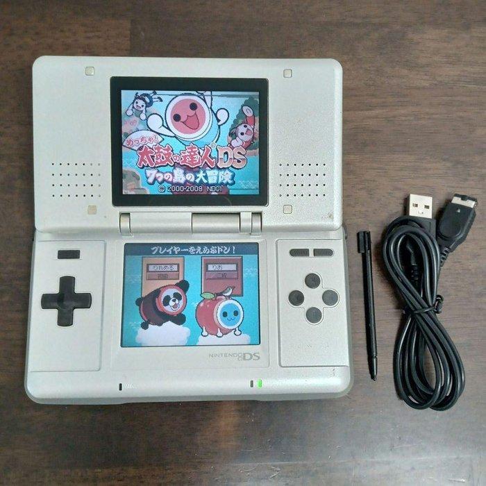 Nintendo - DS - AGS-002 Silver — with Stylus & USB Cable -, Spelcomputers en Games, Spelcomputers | Overige Accessoires